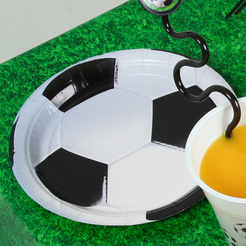 サッカーをテレビで見るならサッカーのパーティーグッズが必須!気分が盛り上がって応援にも熱が入ります。