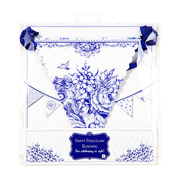 リバティプリント風の小花柄や陶器調のデザインなど、いくつかの柄が楽しめるガーランド
