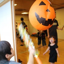 ピニャータを使った盛大なハロウィンパーティー！